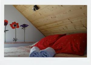 una camera con letto e soffitto in legno di La Fruitière d'Arith ad Arith