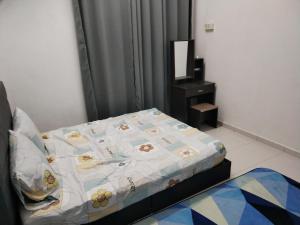 Dormitorio pequeño con cama y cuna en AqilD Homestay, en Jasin