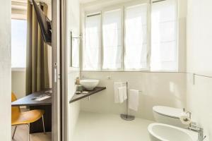 La salle de bains est pourvue de toilettes et d'un lavabo. dans l'établissement Salsomaggiore Golf Guest House, à Salsomaggiore Terme