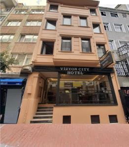 Vistas a un edificio con un hotel con vistas a la ciudad en Vizyon Hotel, en Estambul