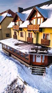 dom ze śniegiem na ziemi przed nim w obiekcie Willa Sasanka w mieście Duszniki Zdrój