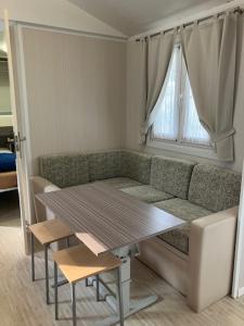 sala de estar con mesa y sofá en Villaggio Turistico Maderno, en Toscolano Maderno