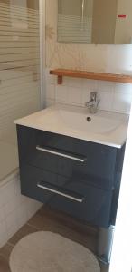 ein Waschbecken im Bad mit einer blau-weißen Theke in der Unterkunft Studio Gruissan Vue Port in Gruissan + 7 Fotos