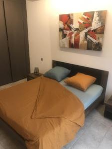 sypialnia z łóżkiem z pomarańczowym kocem w obiekcie A Casa Assulanatta w mieście Santa-Reparata-di-Balagna