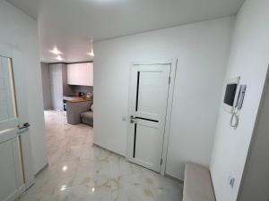 Televízia a/alebo spoločenská miestnosť v ubytovaní ApartPlus Truskavets - Затишні апартаменти