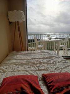 una camera con letto e vista sull'oceano di Vacances face à la mer! a Guidel