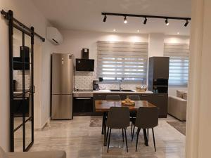 Η κουζίνα ή μικρή κουζίνα στο Iatrou city home