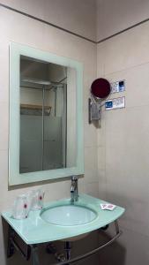 a bathroom with a sink and a mirror at Hospedería Nieves Centro in Chipiona
