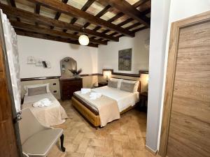 ein Hotelzimmer mit zwei Betten und einem Stuhl in der Unterkunft Agriturismo Resort Costa House in Lampedusa + 82 Fotos