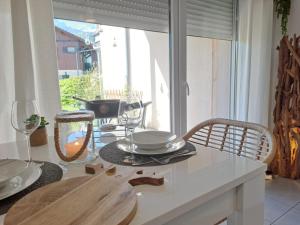 eine Küche mit Tisch und Stühlen und einem Fenster in der Unterkunft Snow Home by So'SerenityHome-Jardin-Parking-Calme in Marignier