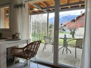 cocina con mesa y sillas en Snow Home by So'SerenityHome-Jardin-Parking-Calme, en Marignier