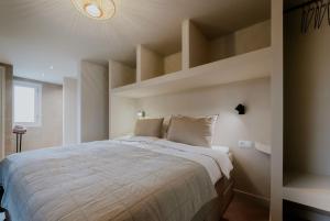 um quarto com uma cama grande num quarto em Havenhuis studio 1 em Tilburg