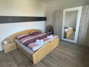 Ένα ή περισσότερα κρεβάτια σε δωμάτιο στο geräumige Ferienwohnung „Zum alten Forstamt“ +4 φωτογραφίες