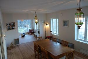 ein Esszimmer mit einem Holztisch und Stühlen in der Unterkunft Flørli 4444 Lysefjorden - Director's residence in Sandnes