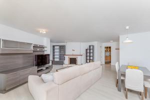- un salon avec un canapé blanc et une table dans l'établissement Barquilla Apartment - Kura Homes, à Marbella