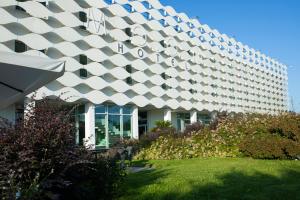 Un edificio con un cartel al costado. en MO.OM Hotel, en Olgiate Olona