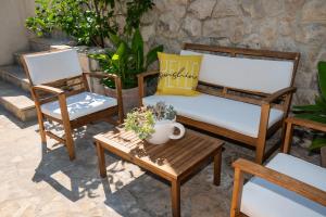 un grupo de sillas y una mesa de centro en un patio en Villa Gjardini - Sparadici, en Grebaštica