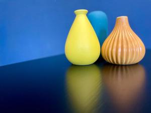 two vases sitting next to each other on a table at Stadtoase Berlin nähe Olympiastadion in Berlin