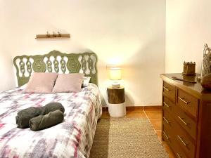 una camera da letto con un letto con un animale di peluche sopra di CASA AZUL Mojácar a Mojácar Altre 48 foto