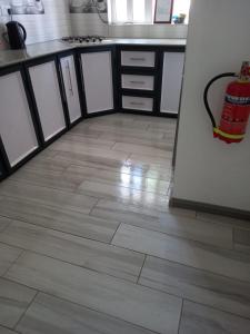 SO Green air lodge pereybere في بيريبير: مطبخ مع ثلاجة وأرضية من البلاط