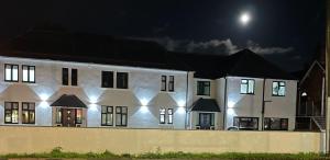 un edificio blanco con luces encendidas por la noche en Entire rental unit hosted by Lux Living en Oxford