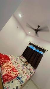 Кровать или кровати в номере Ghanshyam hotel