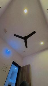 un soffitto con ventilatore a soffitto e una TV di Ghanshyam hotel a Dwarka