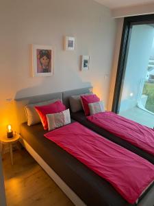 2 camas sentadas junto a una ventana en una habitación en Casa Melocotón - Designhouse mit privatem Pool, direkt am Golfplatz, en Caleta de Vélez