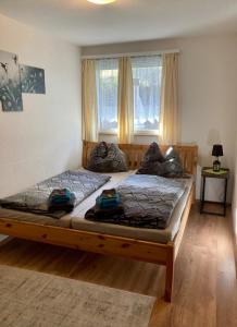 ein Schlafzimmer mit einem großen Bett in einem Zimmer in der Unterkunft Ferienwohnung Haus am Bach in Toggenburg in Wildhaus