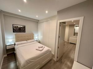 1 dormitorio pequeño con 1 cama con 2 toallas en Far Home Gran Vía, en Madrid