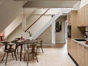 een keuken en eetkamer met een tafel en stoelen bij Aura Apartment Hotel in Aarhus
