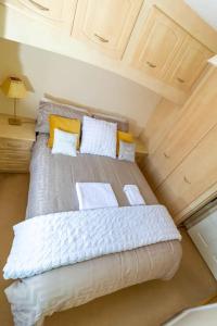 ein Schlafzimmer mit einem großen Bett in einem kleinen Zimmer in der Unterkunft Cosy 3 bedroom house in Stoke on Trent