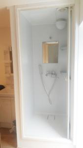 ein weißes Badezimmer mit einem Waschbecken und einem Spiegel in der Unterkunft Hananogo Ikebukuro - Vacation STAY 09224v in Tokio
