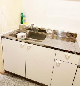 eine Küche mit einer Spüle und einer Theke in der Unterkunft Hananogo Ikebukuro - Vacation STAY 09224v in Tokio