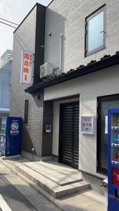ein Gebäude mit einer Seitentür in der Unterkunft Hananogo Ikebukuro - Vacation STAY 09224v in Tokio