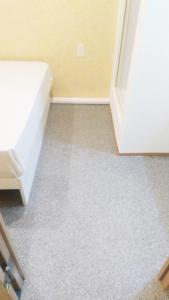 um quarto com uma cama branca em um quarto em Hananogo Ikebukuro - Vacation STAY 16082v em Tóquio