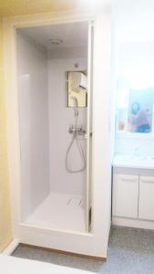 eine Duschkabine im Bad mit Spiegel in der Unterkunft Hananogo Ikebukuro - Vacation STAY 16082v in Tokio
