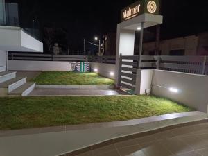 Vialmar Premium Apartments في ريو: اطلاله ليليه على فندق مع اناره على العشب