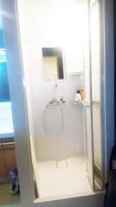 Hananogo Ikebukuro - Vacation STAY 16116v في طوكيو: حمام صغير مع دش مع مرآة