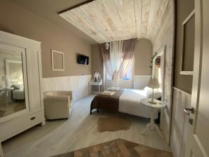 Un dormitorio con una cama grande y una ventana en Lecco Lake, en Lecco