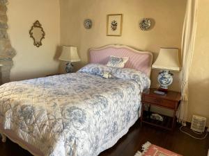 1 dormitorio con 1 cama y 2 mesitas de noche con lámparas en Maison Lavande, en Varen 22 fotos más