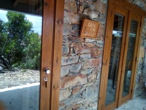 uma porta para um edifício de pedra com um sinal sobre ele em Apartamentos Rurais - Casas do Lagar em Rosmaninhal