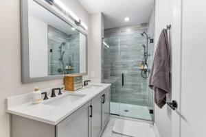 Ένα μπάνιο στο Modern Townhouse w/ +10 φωτογραφίες