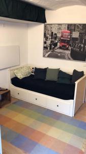 a white bed in a room with a picture of a bus at 1-Zimmer Gartenwohnung in Speyer in Speyer +7 photos