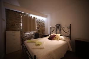 um quarto com uma cama com toalhas em Apartamentos Rurais - Casas do Lagar em Rosmaninhal