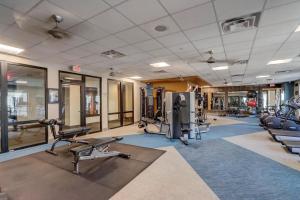 - une salle de sport avec plusieurs tapis de course et appareils de cardio-training dans l'établissement Modern CozySuites on the Town Lake waterfront 16, à Tempe