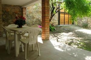 a white table and chairs on a patio with a table and chairsktop at Ca la tieta Quima in Guiamets