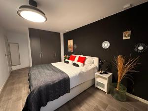 een slaapkamer met een bed en een zwarte muur bij Excellent view Julia in Alicante