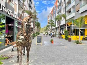 Una statua di cammello in una strada di città di Superbe Appartement Meublé a Mohammedia