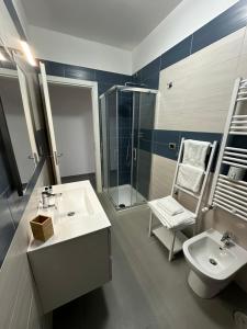 y baño con lavabo, aseo y ducha. en Lotelito Apartment en Fisciano